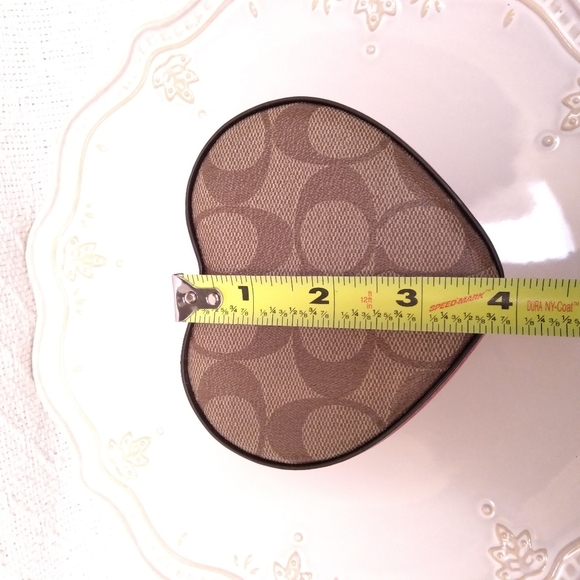 NWT Coach Heart Signature Khaki Red Trinket Box - Picture 10 of 13